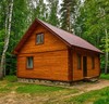 Небольшой деревянный дом на опушке леса