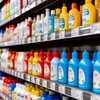 Ассортимент бытовой химии на полках супермаркета