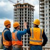 На строительной площадке прораб следит за работой