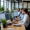 Офисные сотрудники сидят за мониторами компьютеров и работают с АСУ