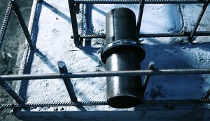 Установка гильзы с гидроизоляционным жгутом для прохода коммуникаций перед бетонированием