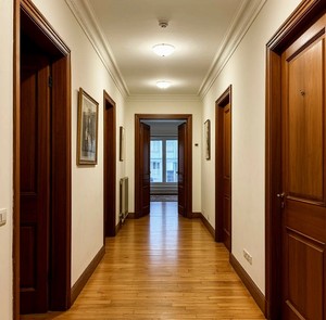 Широкий коридор в квартире с дверью слева, справа и впереди