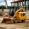 Мини-погрузчик с ковшом работает на строительной площадке