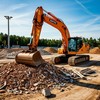 Экскаватор расчищает кучу строительного мусора на строительной площадке