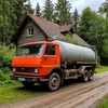 Грузовик ассенизаторов приехал к загородному дому для откачки септика