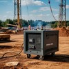 Портативная маленькая электростанция работает на строительной площадке при сварочных работах
