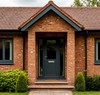 Кирпичный коттедж с входной дверью с терморазрывом