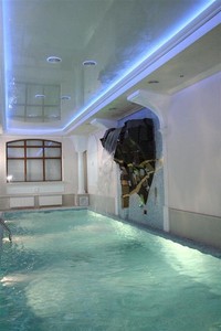 Освещение бассейна с применением гибкого светодиодного неона