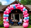 Арка из шаров на входе в коттедж
