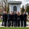Прощание у памятника на кладбище