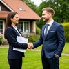 Продавец пожимает руку хорошо одетому финансисту, они стоят на газоне около коттеджа
