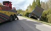 Вытаскивание фуры на дорогу силами грузового эвакуатора